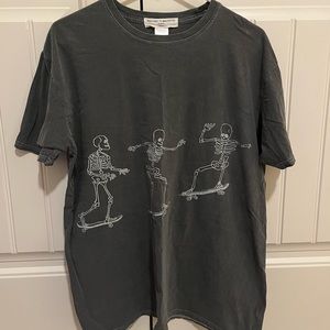 UO SKELETON SKATEBOARD TSHIRT